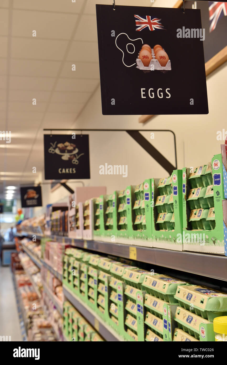 Uova in vendita su uno scaffale di supermercato UK Foto Stock