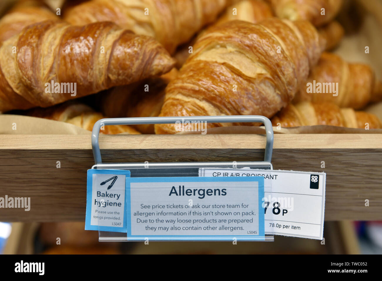 Allergia Avviso consultivo di freschi prodotti da forno in un supermercato UK Foto Stock