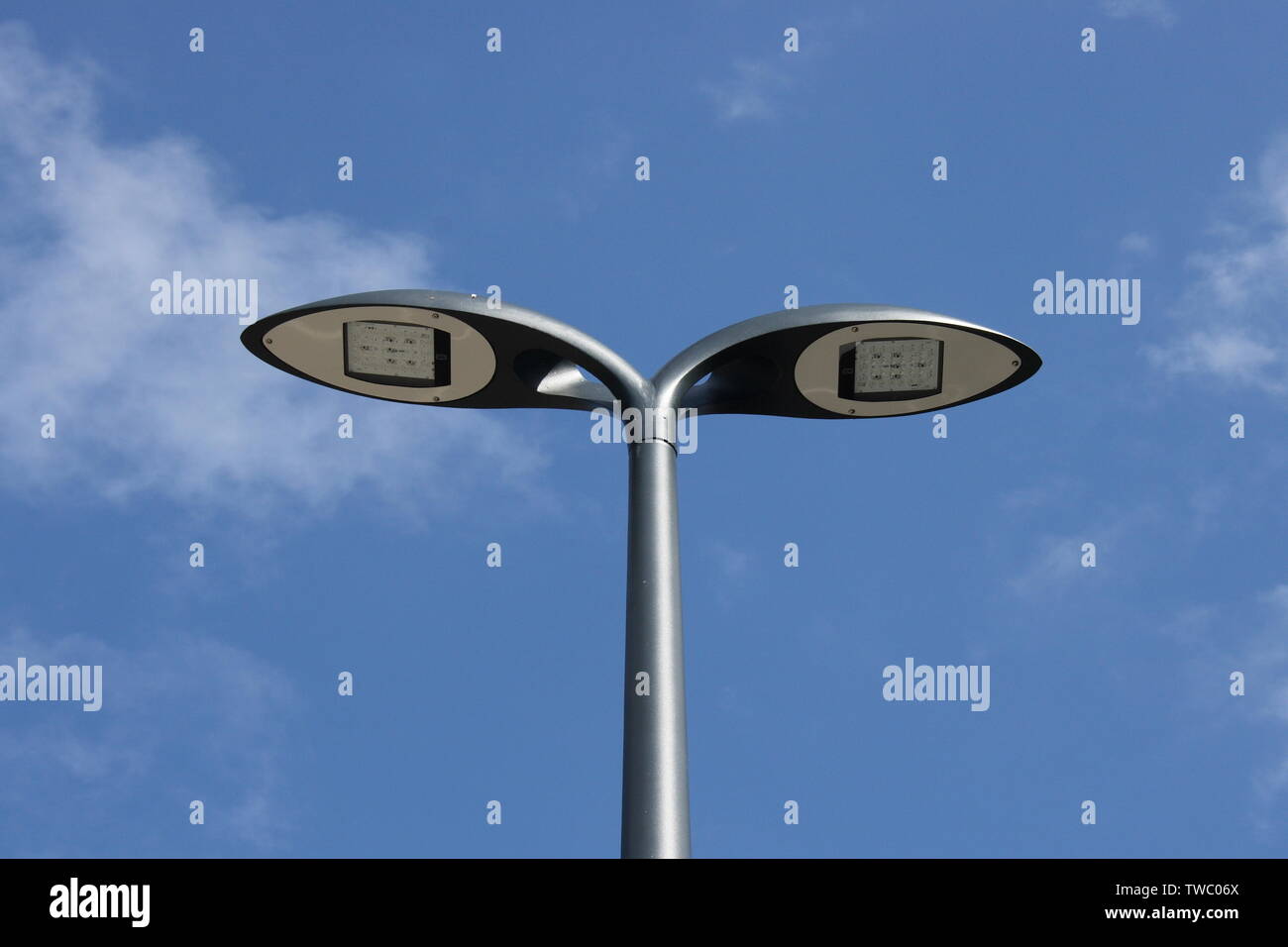 Via la luce con due lampade, cielo blu in background Foto Stock