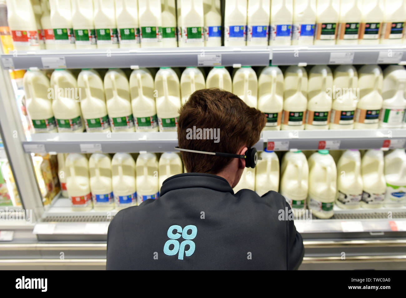 Il latte viene impilato in un Co-op magazzino frigorifero, REGNO UNITO Foto Stock