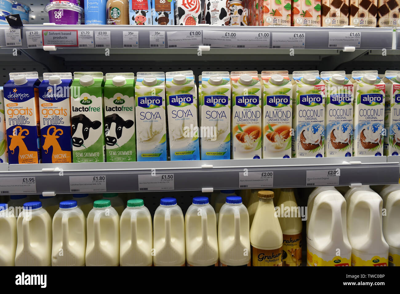 Vari tipi di latte in vendita in un supermercato UK Foto Stock