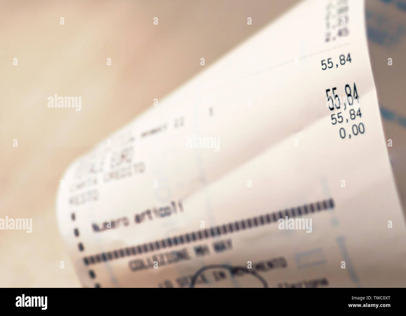 Vista ravvicinata della quantità totale di supermercato spesa stampate su una ricevuta della carta. Negozio di generi alimentari shopping list Foto Stock