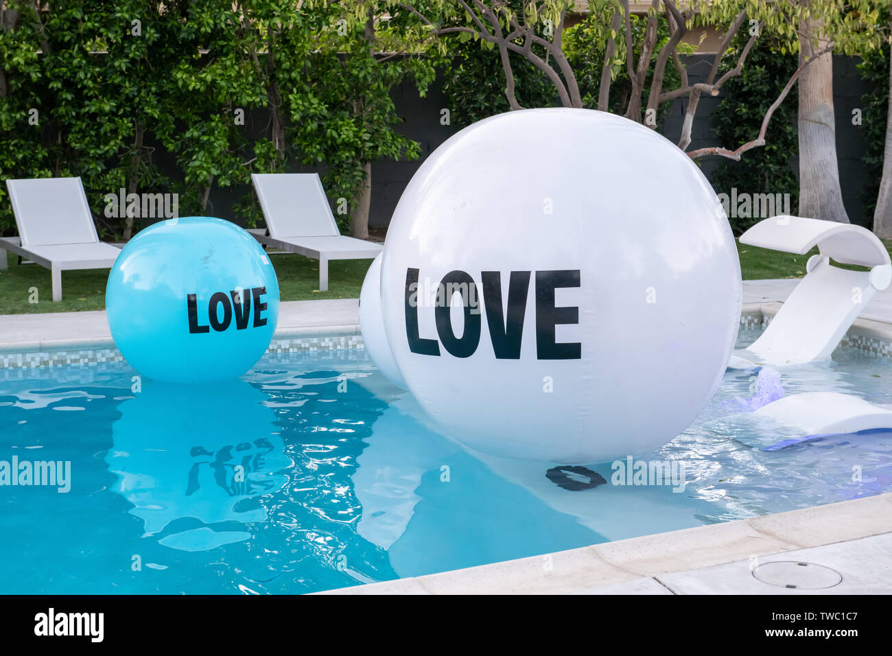 Piscina gonfiato sfere recare la semplice parola 'amore' Foto Stock