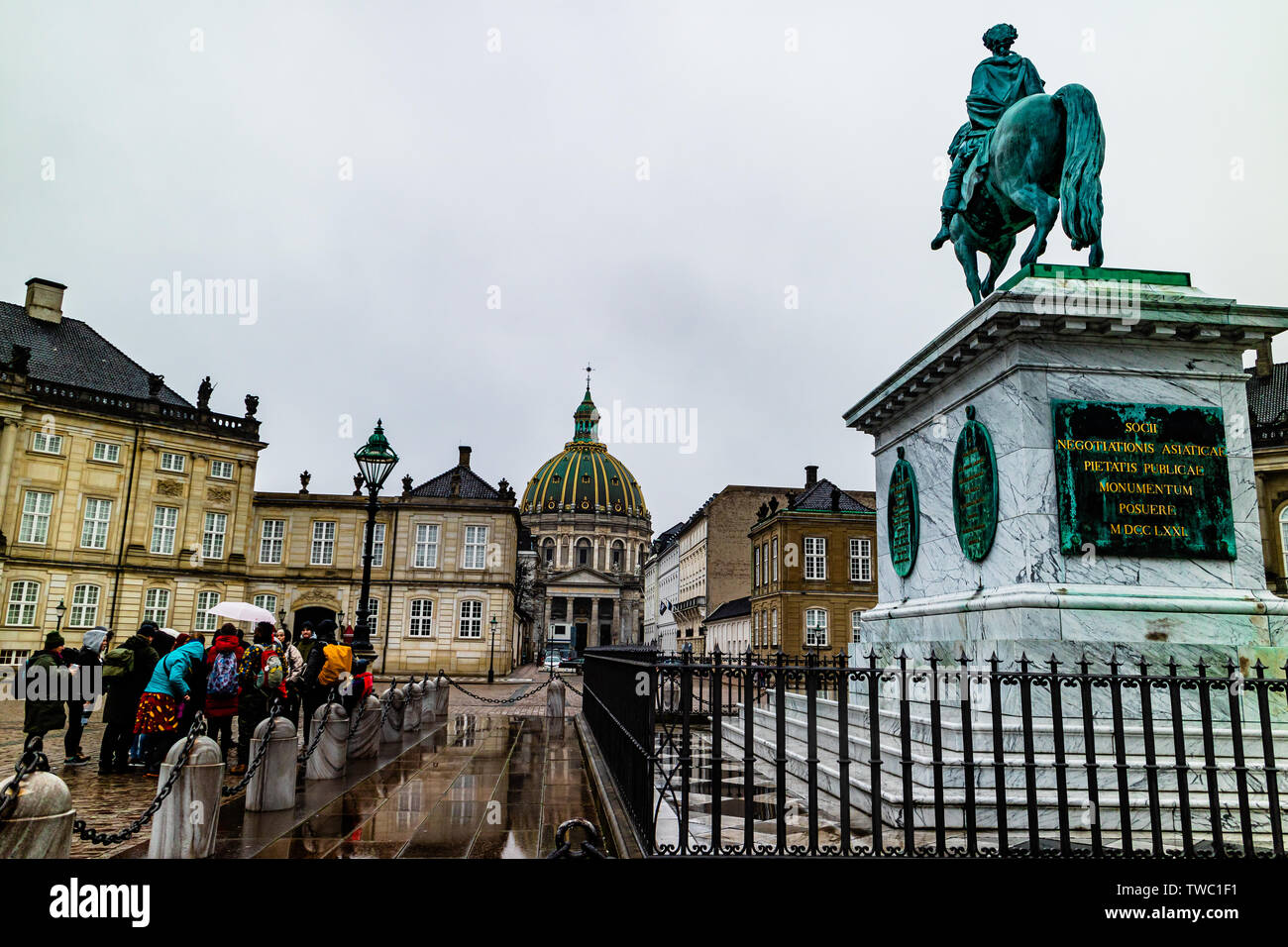 Un tour a piedi gruppo visita il Palazzo di Amalienborg, la residenza reale di Copenhagen, Danimarca. Gennaio 2019. Foto Stock