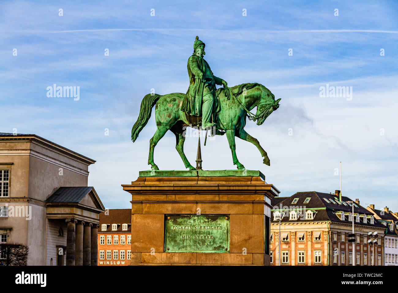 La statua equestre in bronzo di Re Frederik VII di Danimarca al di fuori del Palazzo Christiansborg nel centro di Copenhagen, Danimarca. Gennaio 2019. Foto Stock