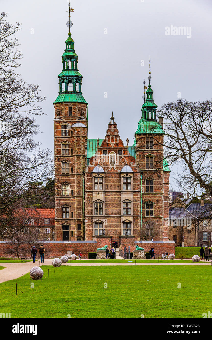 Il Castello di Rosenborg, una del XVII secolo in stile rinascimentale palazzo. Vista frontale da giardini del castello. Copenhagen, Danimarca. Gennaio 2019. Foto Stock