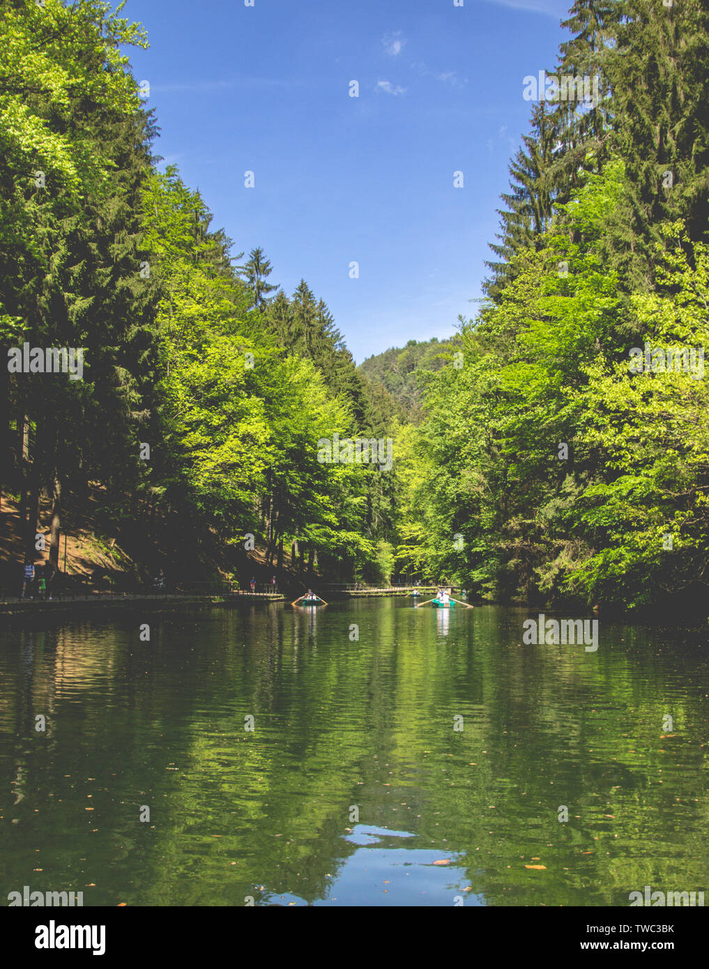 Bellissima vista sul Amselsee (Lago Amsel); Svizzera sassone (pietra arenaria dell'Elba Highlands). Una catena di montagne di arenaria in Sassonia, Germania. Foto Stock