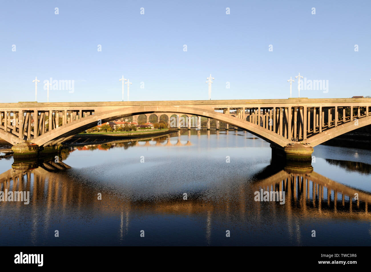 Crepuscolo scende oltre il 1928 costruito Royal Tweed ponte che attraversa il fiume Tweed a Berwick-upon-Tweed in Northumberland, Gran Bretagna Berwick, tre miglia a sud Foto Stock