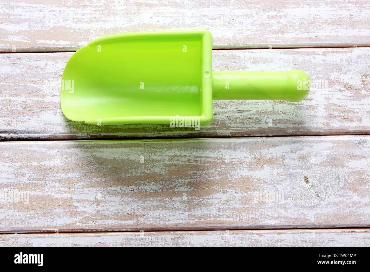 In plastica verde Scoop su sfondo di legno Foto Stock