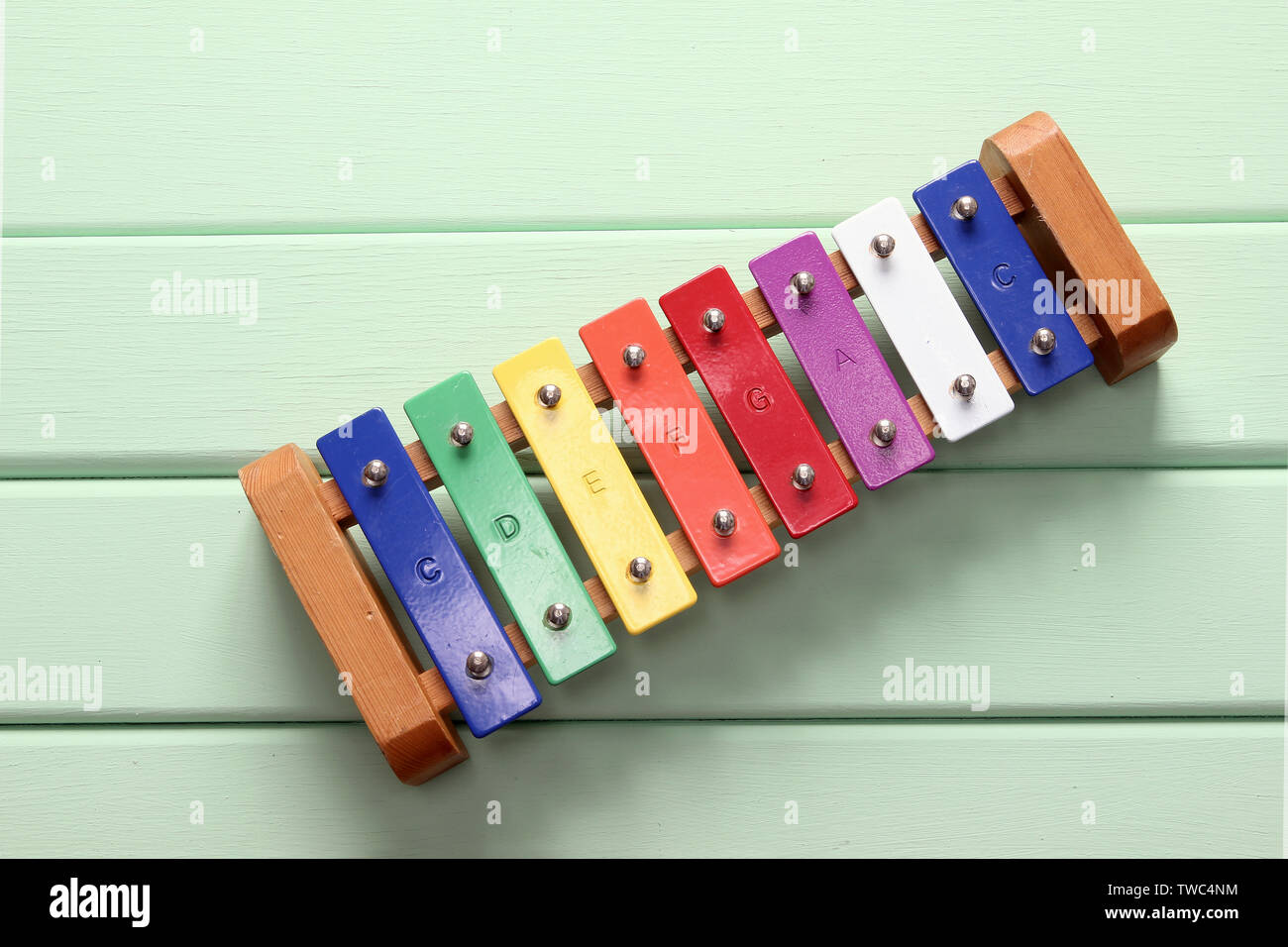 Coloratissimo xilofono giocattolo su sfondo di legno Foto Stock