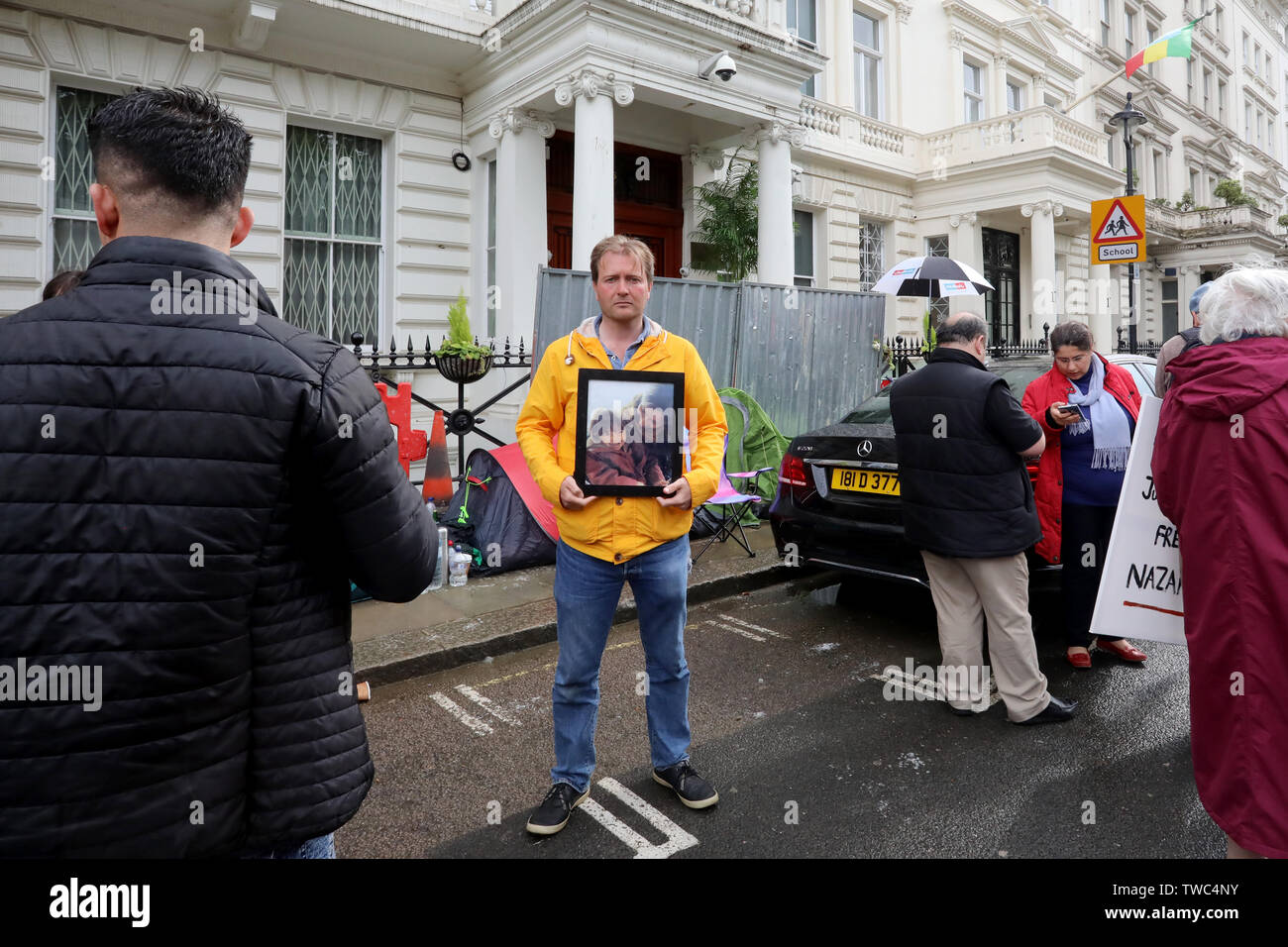 London / UK - Giugno 19, 2019: Richard Ratcliffe al di fuori dell'ambasciata iraniana a Londra dove si è messa in scena uno sciopero della fame a sostegno di sua moglie Nazanin Zaghari-Ratcliffe, incarcerati in Iran Foto Stock