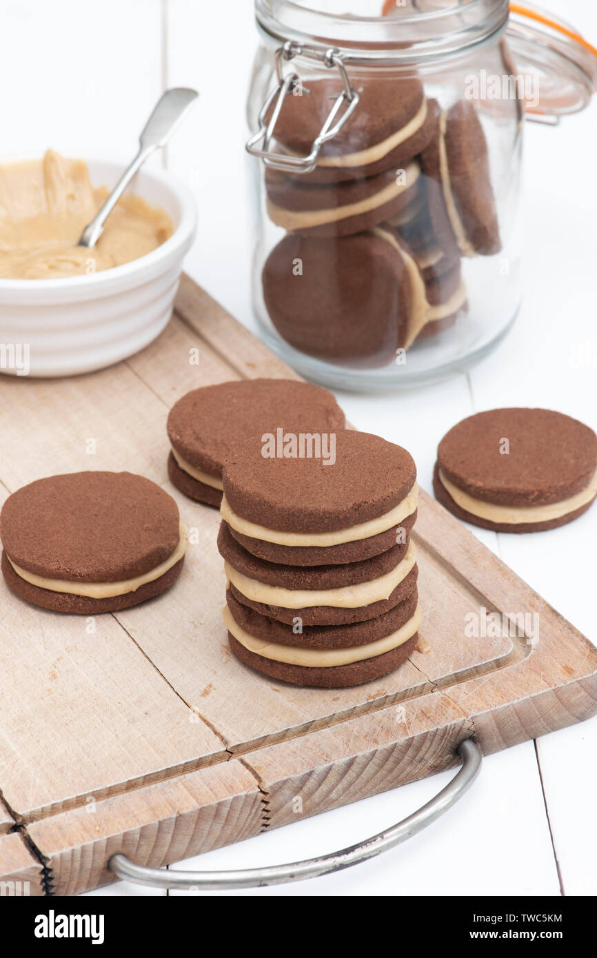Cioccolato artigianale di burro di arachidi frollini dolci il. Cioccolato rotondo di biscotti frollini con burro di arachidi crema nel mezzo Foto Stock