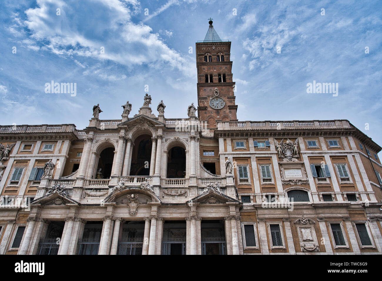Facciata e campanile della Basilica di Santa Maria maggiore a Roma, sotto un suggestivo cielo blu. Foto Stock