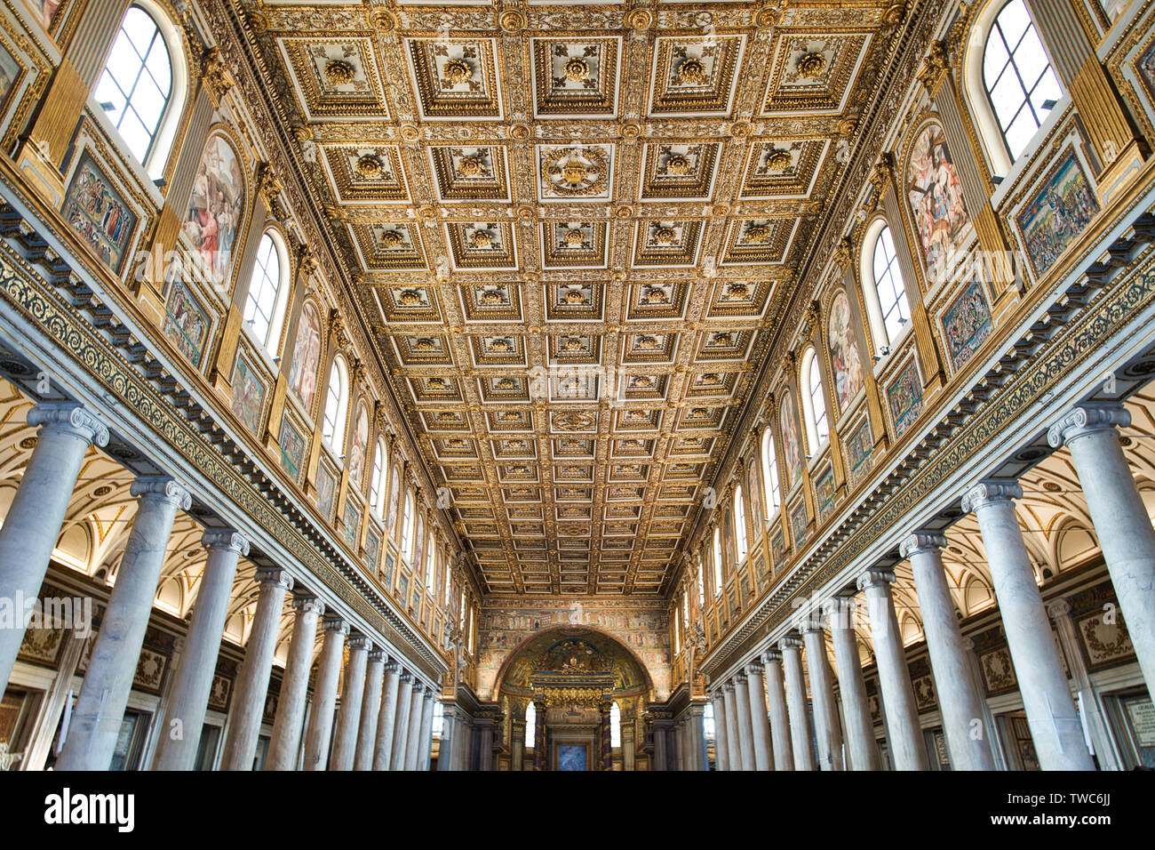 Navata decorata e soffitto a cassettoni dorati all'interno della Basilica di Santa Maria maggiore a Roma, Italia. Foto Stock