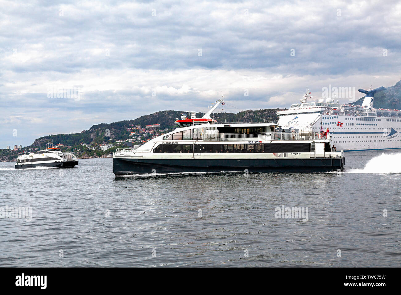 Ad alta velocità per i passeggeri catamarani Ekspressen Fjordkatt e. In background, nave da crociera Magellan (costruito 1985) la preparazione di discostarsi dal porto di Bergen, n. Foto Stock