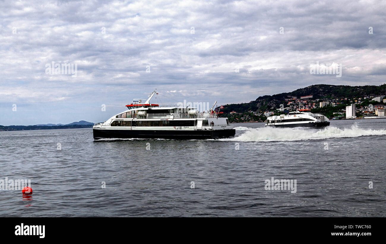 Ad alta velocità per i passeggeri catamarani Ekspressen Fjordkatt e. Porto di Bergen, Norvegia. Foto Stock