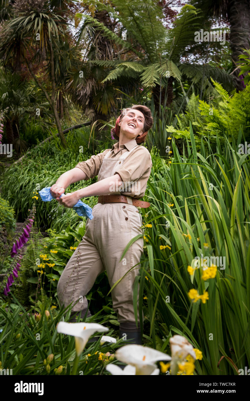 Attore Emily Faulkner esecuzione in una scena dalla produzione teatrale denominato operazione Nettuno nella motivazione del giardino Trebah in Cornovaglia. La open Foto Stock