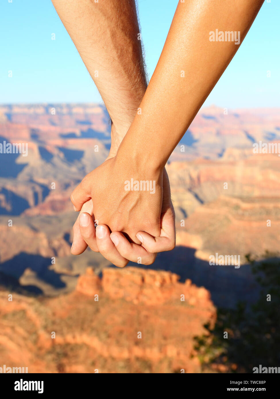 Giovane holding hands escursionismo romantico, Grand Canyon. Close up dei giovani innamorati sulla passeggiata godendo di vista e romanticismo. La donna e l uomo gli escursionisti. Foto Stock