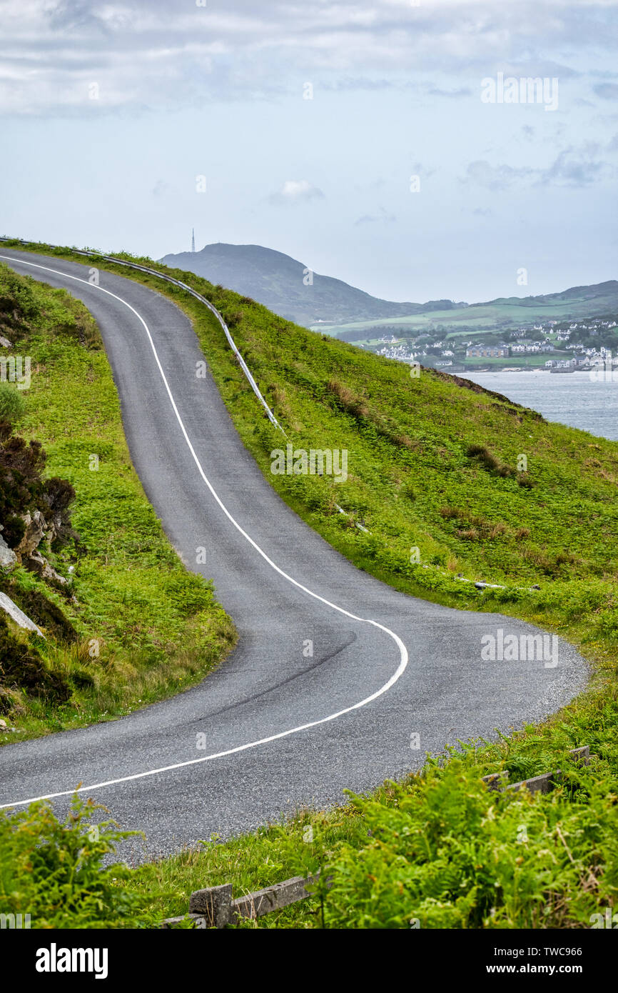La curvatura Mountatin road a Donegal, Irlanda Foto Stock