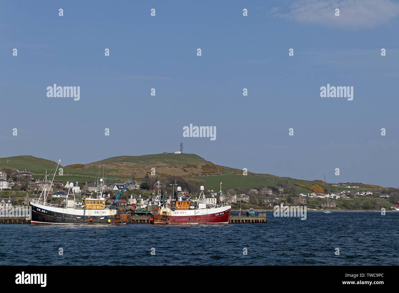 Le navi per la pesca a strascico in banchina nel porto di Campbeltown Foto Stock