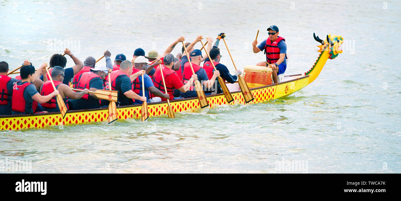 Arlington, Texas - Giugno 15,2019 - gara di dragon boat sul Lago di Viridian. Che mostra una delle barche drago racing a piena velocità . Foto Stock