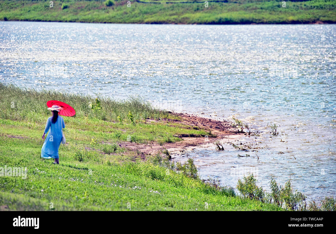 La vita è il bene verso il basso dal fiume per una bella signora,con una stanza per il tipo. Foto Stock