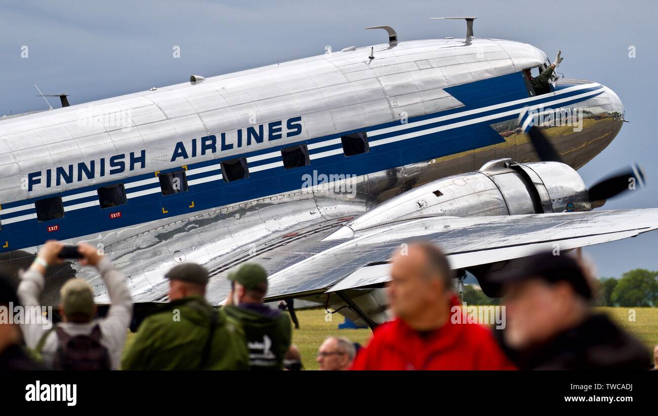 Finnish Airlines DC-3 Dakota al Daks over Normandy, Airshow Duxford commemorando il settantacinquesimo anniversario del D-Day il 4 giugno 2019 Foto Stock