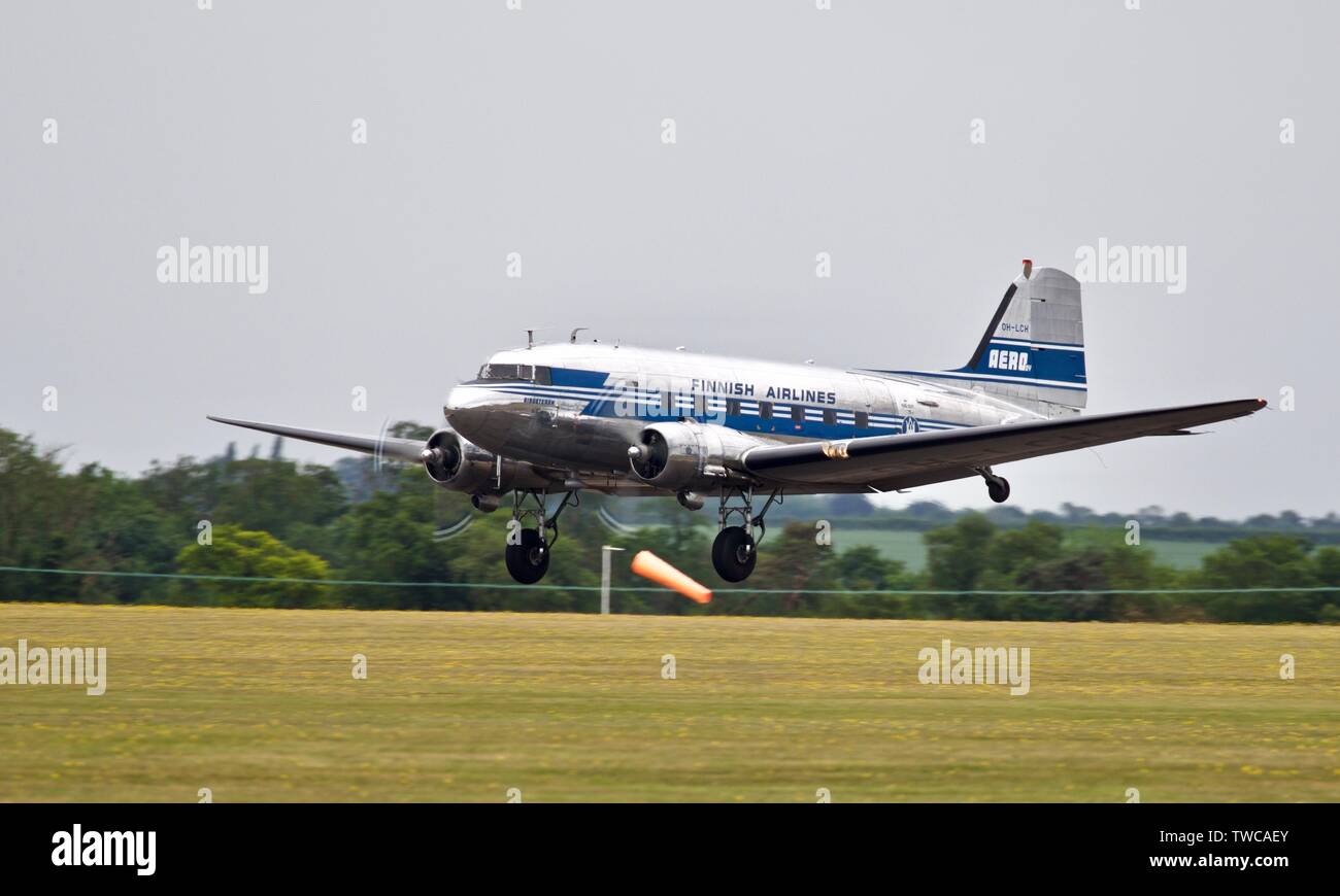 Finnish Airlines DC-3 Dakota al Daks over Normandy, Airshow Duxford commemorando il settantacinquesimo anniversario del D-Day il 4 giugno 2019 Foto Stock