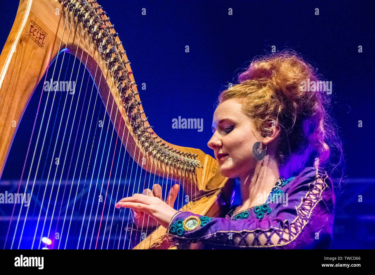 Calan il Welsh gruppo folk dal vivo sul palco al Gate a Southwell festival, 2019. Foto Stock