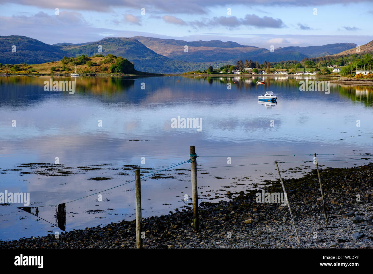 Loch Carron da Lochcarron villaggio sul percorso della costa Nord 500. Yacht e Barche con Slumbay Isola e case di Dail un'Chladaich. NW Highlands Foto Stock