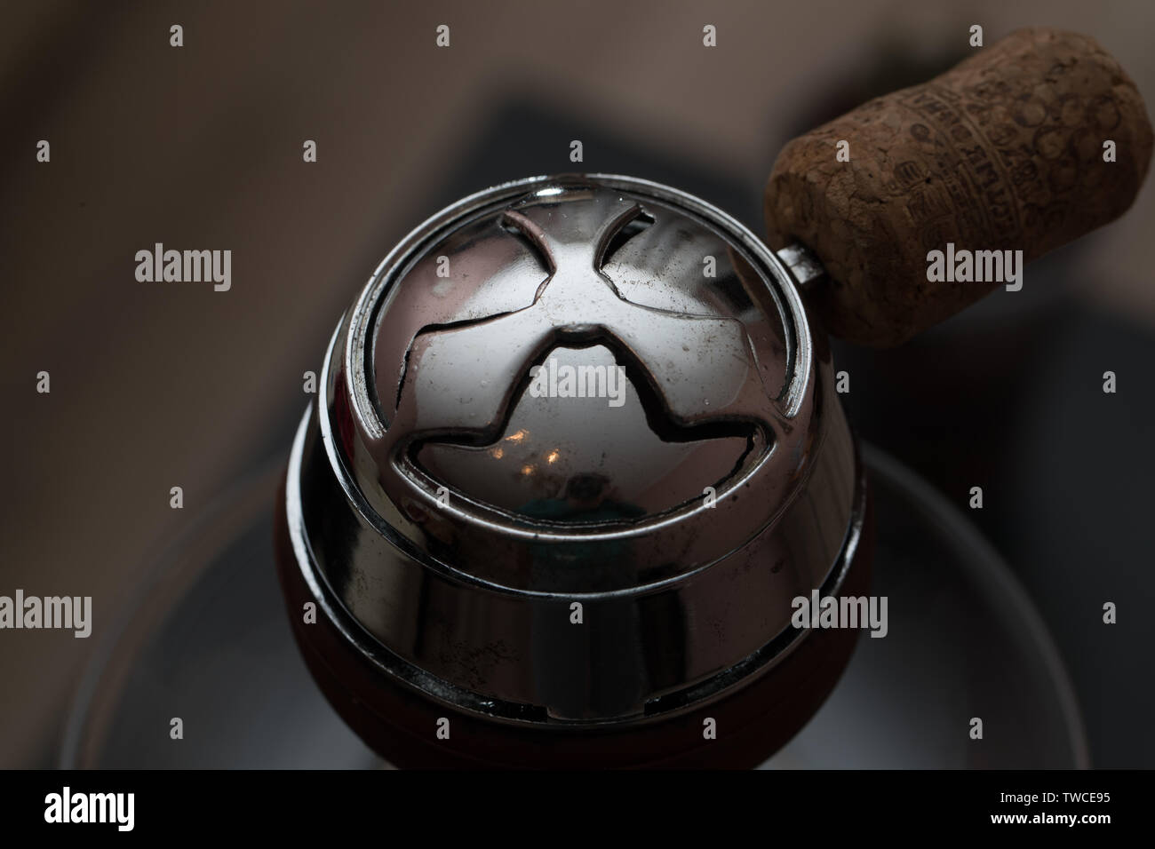 Hookah dispositivo di immissione rosso carboni ardenti. Foto Stock