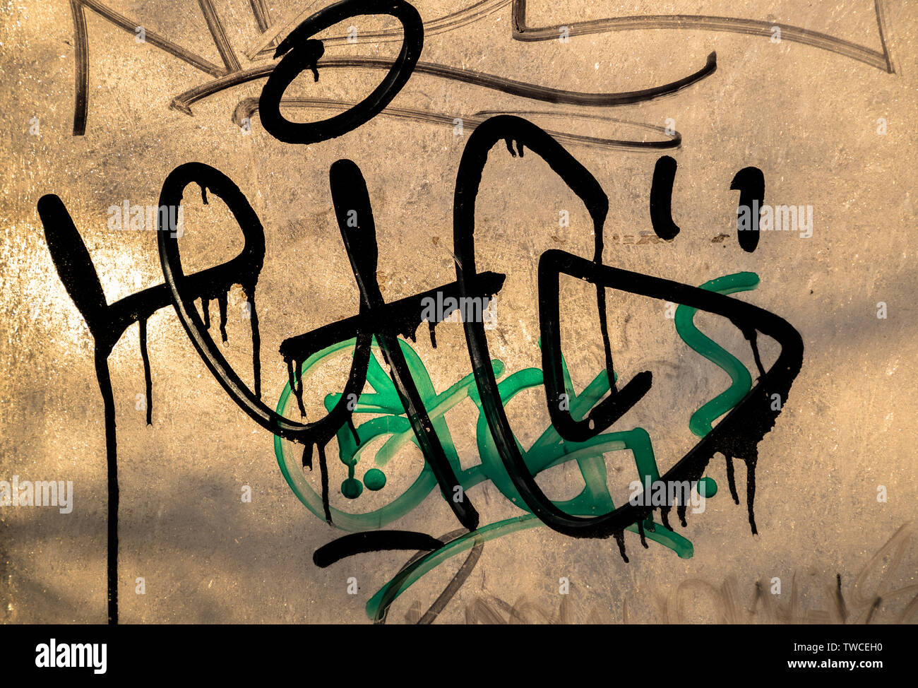 Vandalo graffiti sul vetro Foto Stock