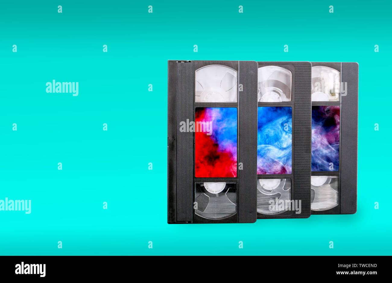 Modelli di videocassette VHS su uno sfondo blu e adesivi colorati Foto Stock