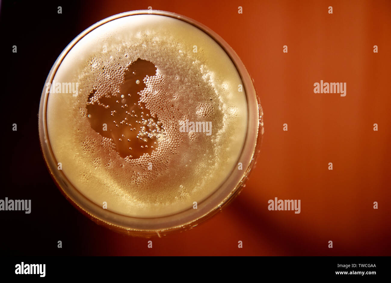 Bicchiere di champagne sul tavolo vista superiore Foto Stock