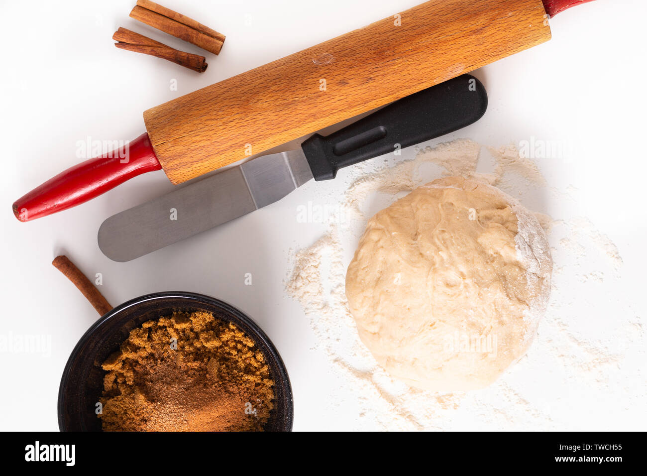 La cottura del cibo concetto panificio a prova di preparazione di pasta di pane per pane o panini alla cannella su sfondo bianco Foto Stock