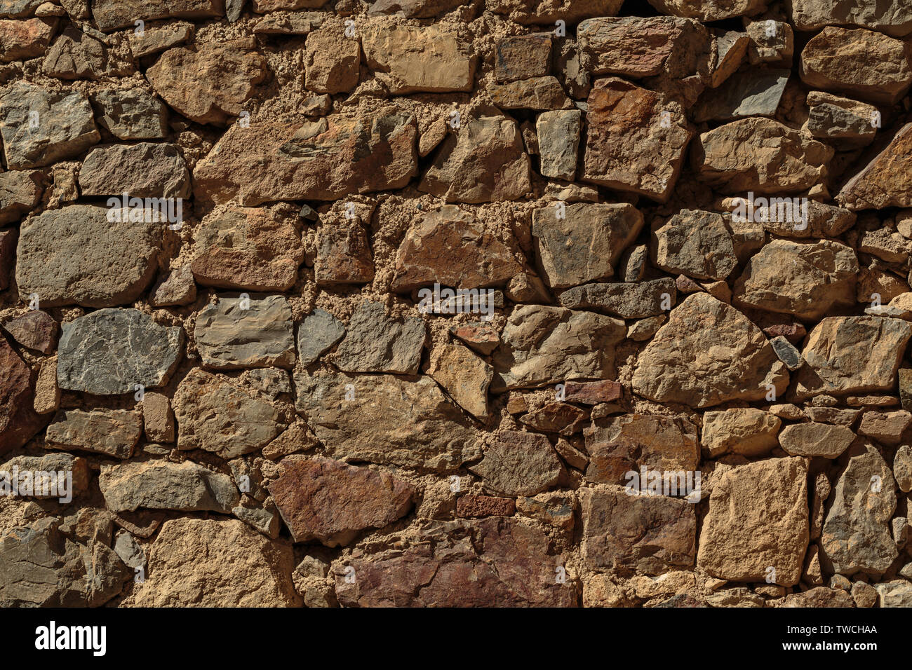 Foto di un muro di pietre marroni Foto Stock