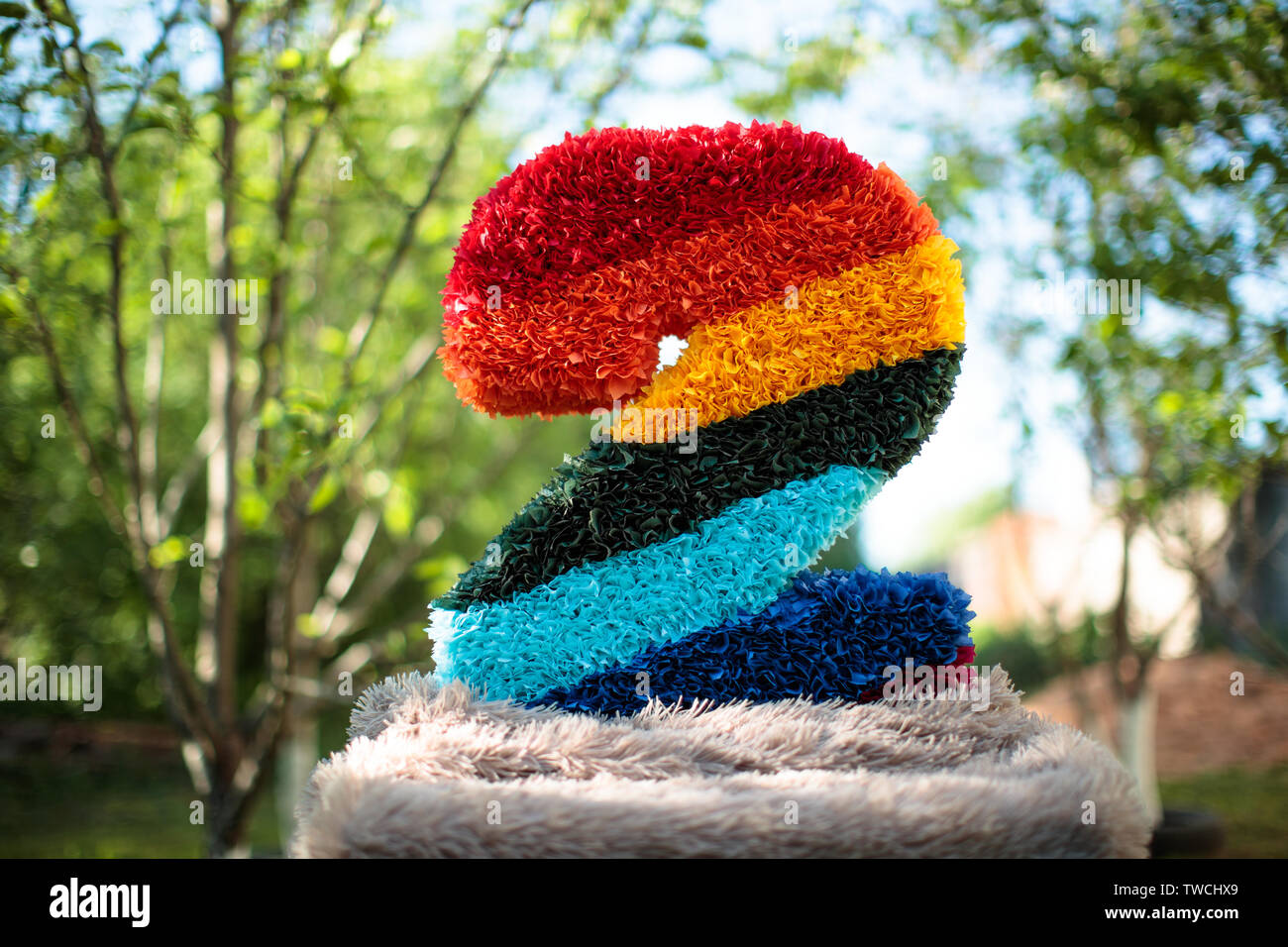 Designer figura due nel giardino fatto di fiori artificiali gemme Foto Stock