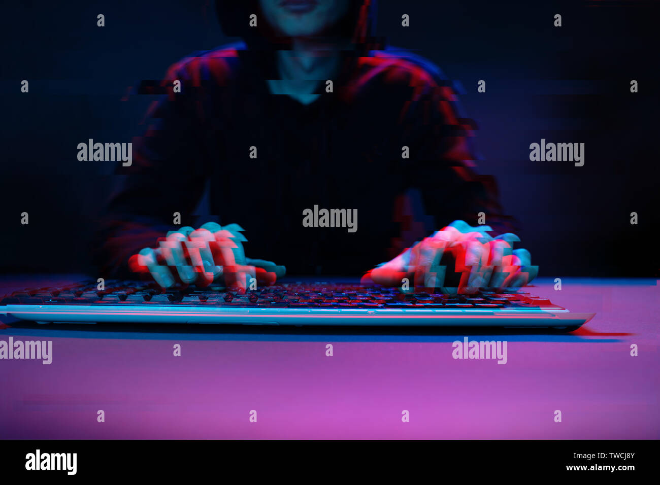 Hacker nel cofano motore funzionante con il calcolatore la digitazione del testo in camera oscura. Immagine con effetto di glitch Foto Stock