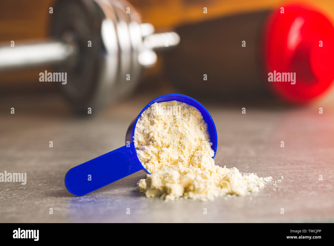 La proteina del siero di latte in polvere in scoop. Foto Stock