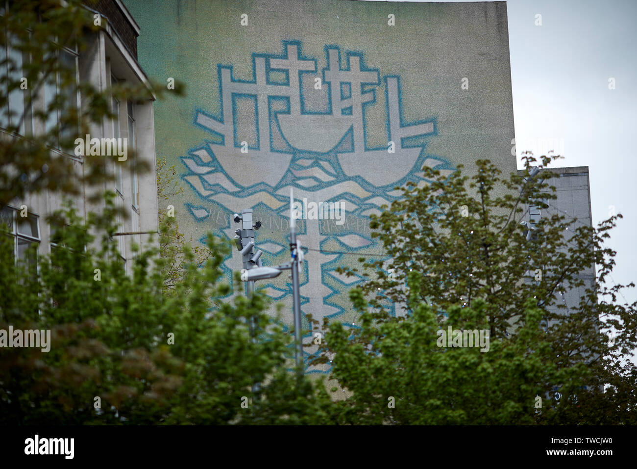 Kingston upon Hull, iconico architettura modernista Alan Boyson murale le tre navi italiane di mosaico di vetro nel centro di Hull commissionato dal Co Foto Stock