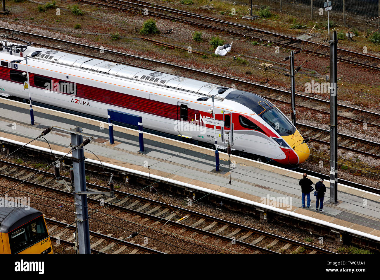 Doncaster Town Center, South Yorkshire, LNER Azuma treno classe 800 realizzato da Hitachi Newton Aycliffe entrando nella stazione ferroviaria sul test Foto Stock