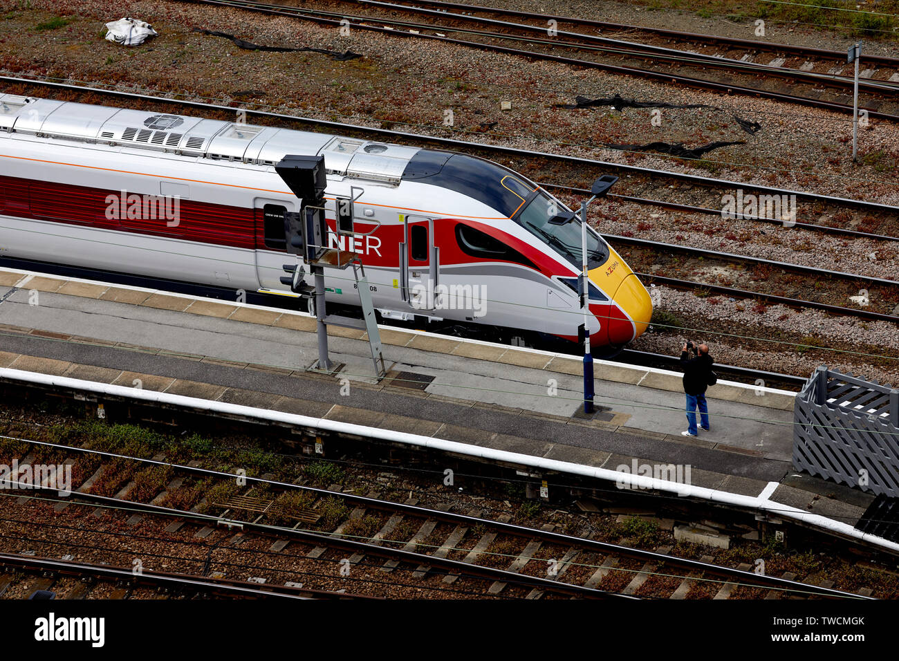 Doncaster Town Center, South Yorkshire, LNER Azuma treno classe 800 realizzato da Hitachi Newton Aycliffe entrando nella stazione ferroviaria sul test Foto Stock