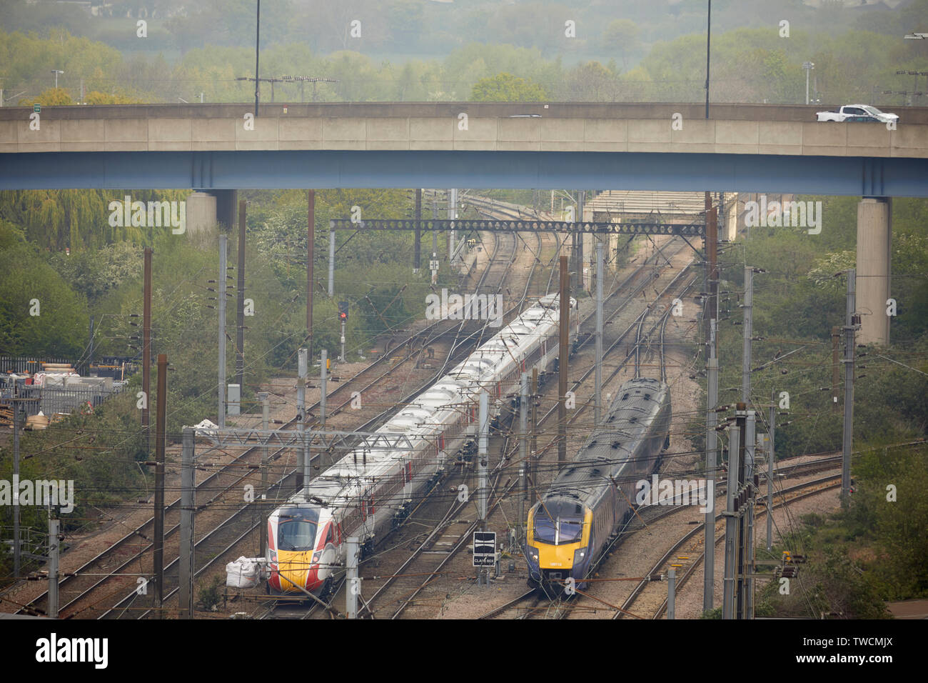 Doncaster Town Center, South Yorkshire, LNER Azuma treno classe 800 realizzato da Hitachi Newton Aycliffe uscire alla stazione ferroviaria sul test Foto Stock