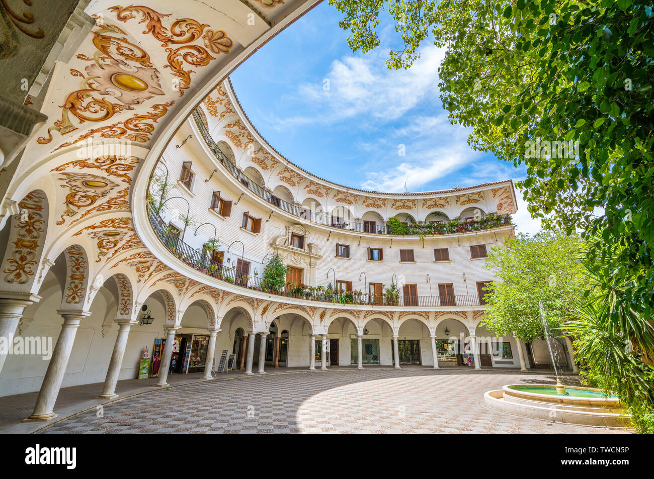 La pittoresca Plaza del Cabildo di Siviglia, in Andalusia, Spagna. Foto Stock