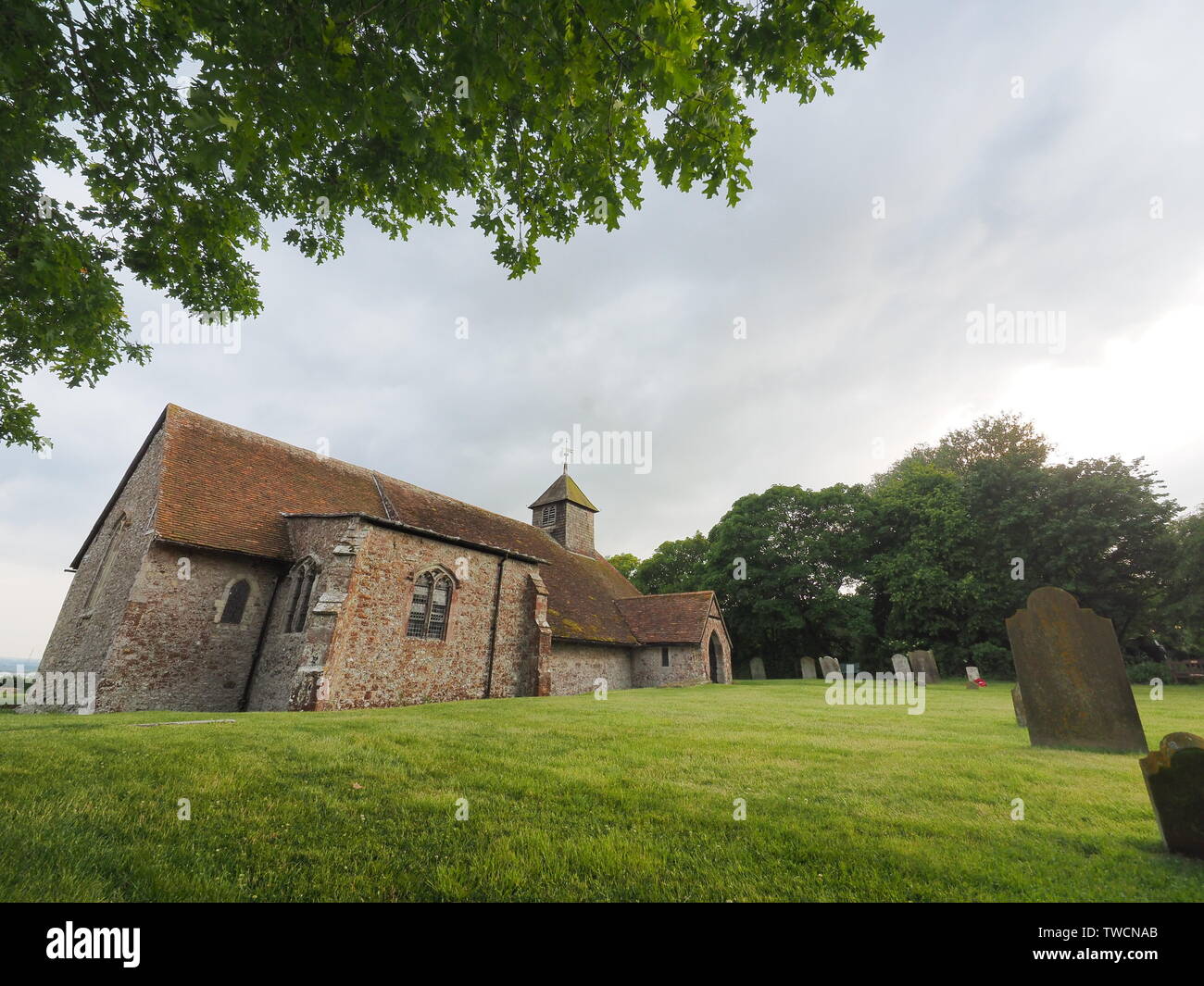 Harty, Kent, Regno Unito. 19 giugno 2019. Regno Unito: Meteo nuvole temporalesche passano sopra Harty chiesa in Harty, Kent. Credito: James Bell/Alamy Live News Foto Stock