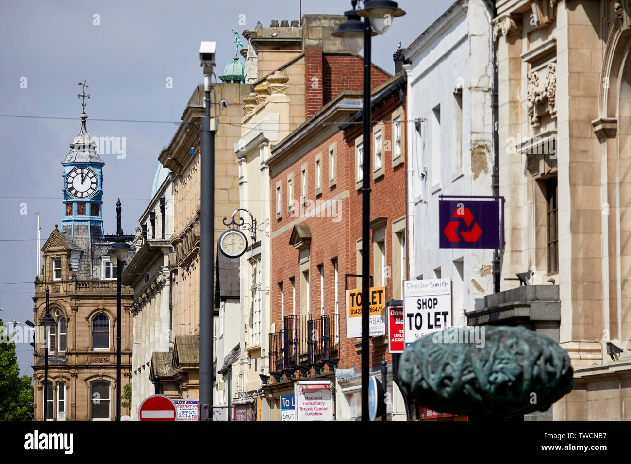 Doncaster Town Center, South Yorkshire guardando giù High Street passato banche per l'angolo di clock tower Foto Stock