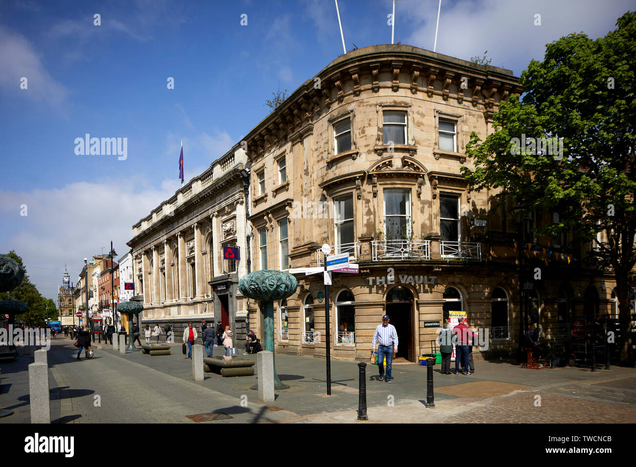 Doncaster Town Center, South Yorkshire storico ormai chiuso Saving Bank dall architetto locale William Hurst su High Street Foto Stock