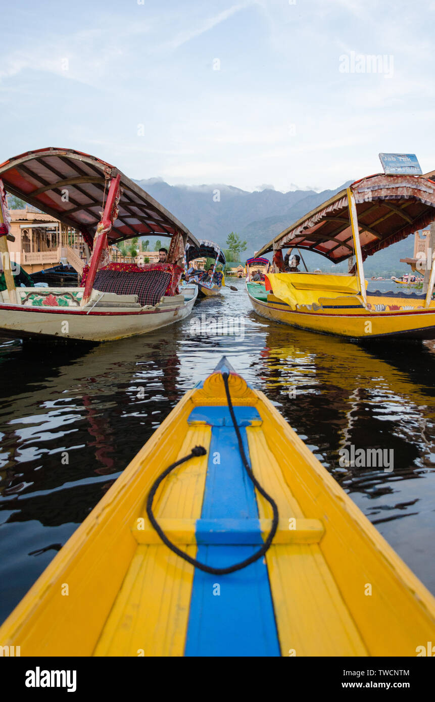 Prima persona il punto di vista, a cavallo di una shikara, andando in tra la folla di shikars su dal lago, Srinagar, Jammu e Kashmir in India. Foto Stock