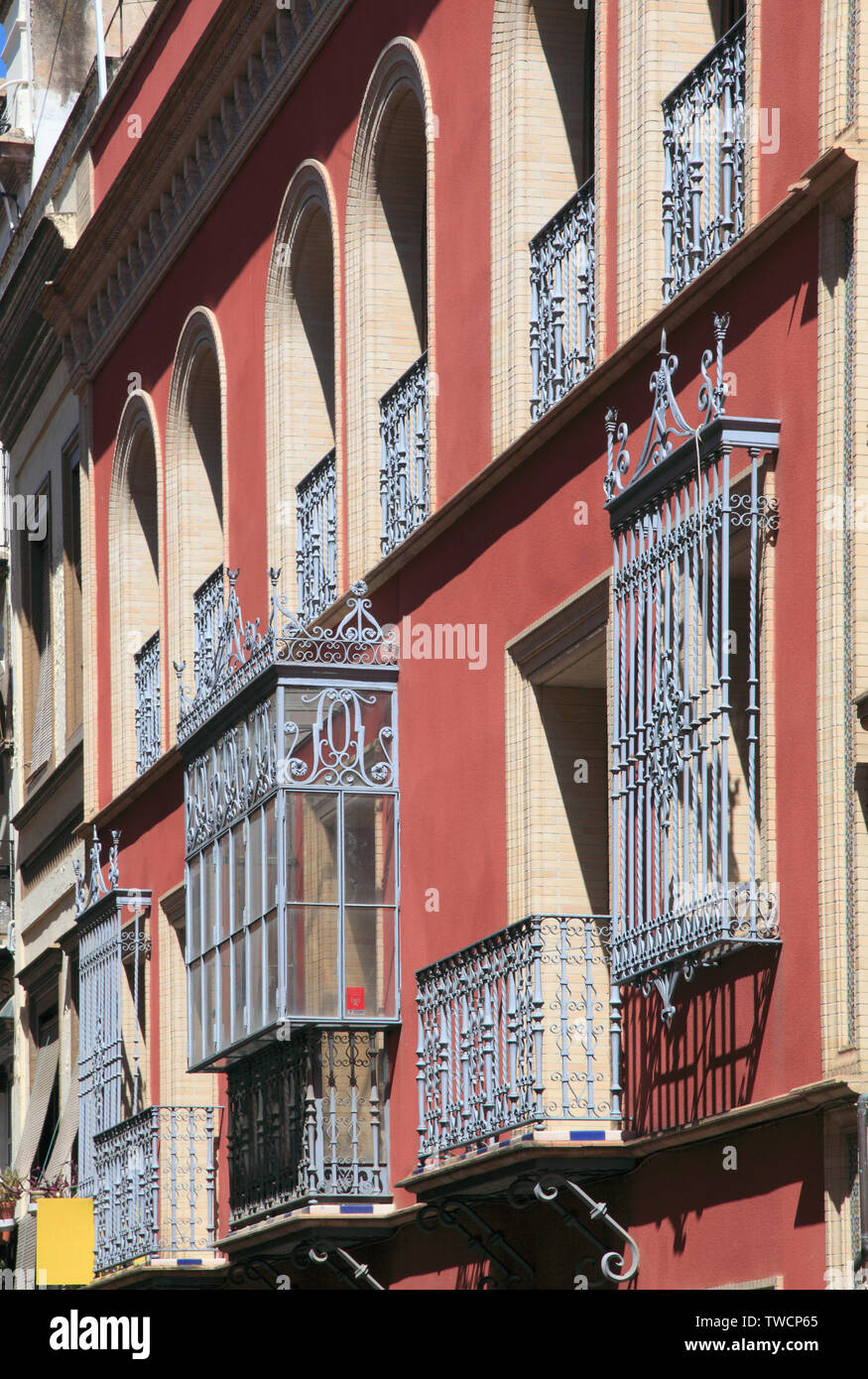 Spagna; Andalusia; Siviglia; balconi in ferro battuto, Architettura tipica, Foto Stock