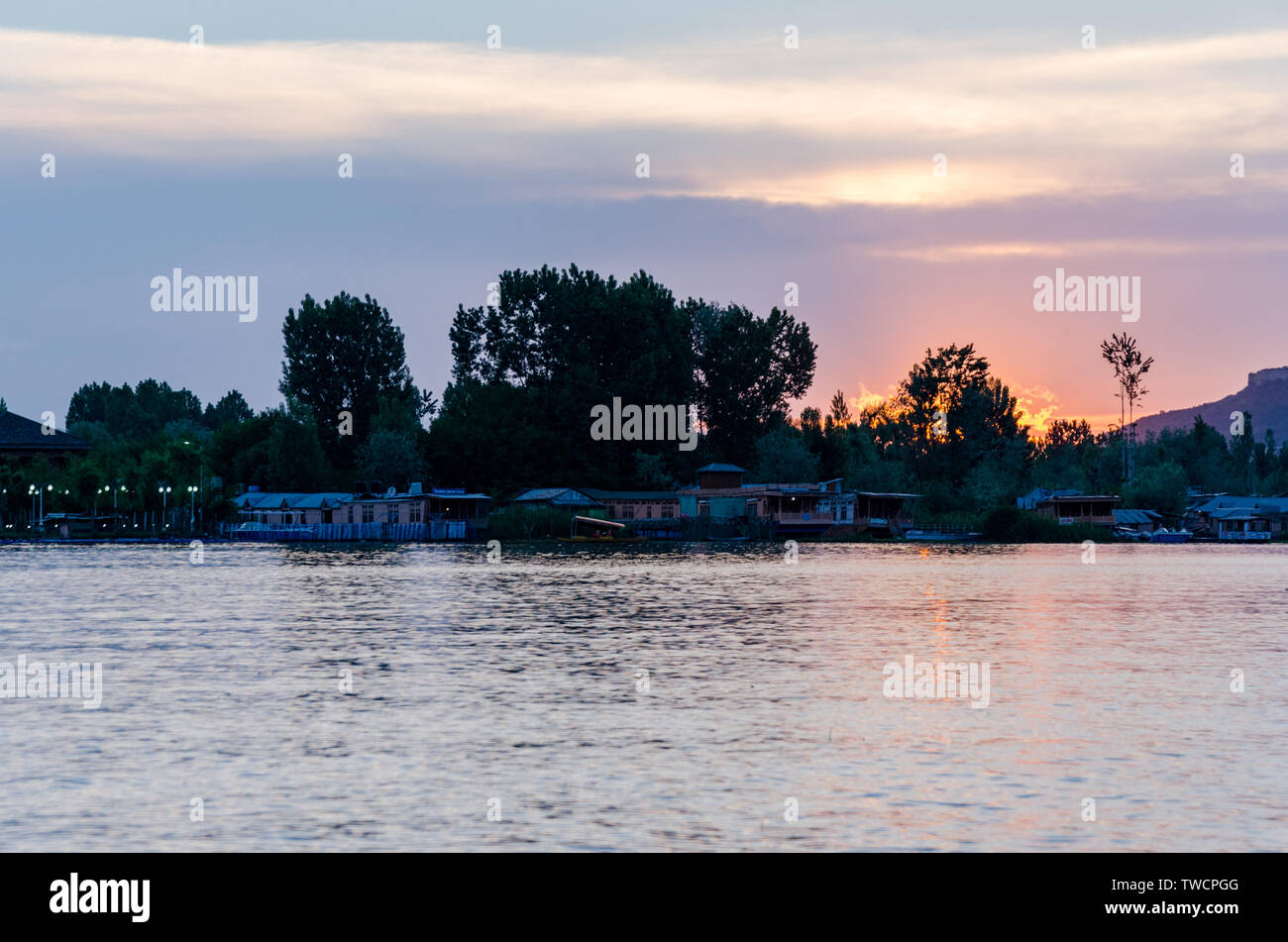 Arancione tramonto Cielo sopra dal lago, Srinagar, Jammu e Kashmir in India. Foto Stock